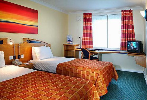 East Midlands Airport Holiday Inn Express bedroom