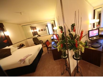 Glasgow Airport Ramada Hotel bedroom