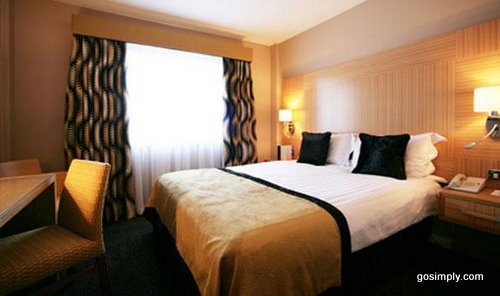 Gatwick Crowne Plaza Hotel room