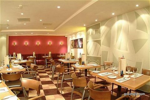 Restaurant at the Holiday Inn Gatwick Airport