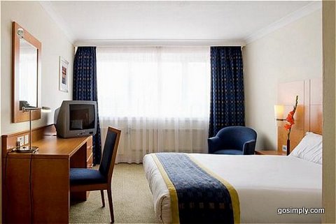 Gatwick Holiday Inn guest room